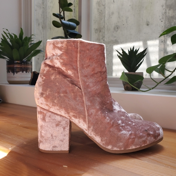 Qupid Shoes - Crushed velvet ankle boots